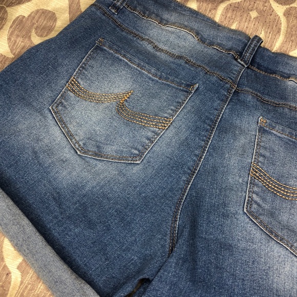 SHORTS - Picture 5 of 6